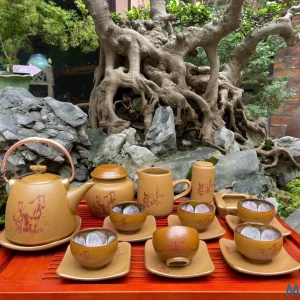 Bộ Ấm Chén Tử Sa Nâu Vàng Họa Tiết "Mã Đáo" - Lòng Chén Men Hoa Nghệ Thuật (Bản Đủ Phụ Kiện)