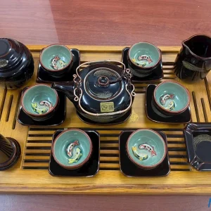 Bộ Ấm Chén Men Đen Bóng Điểm Vàng - Lòng Chén Ngọc Bích Đắp Nổi Cá Chép 3D (Bản Đủ Phụ Kiện)