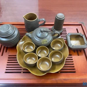 Bộ Ấm Chén Gốm Sứ Men Cổ Lòng Vàng Đĩa Lá Sen Quần Tụ Khay Gỗ
