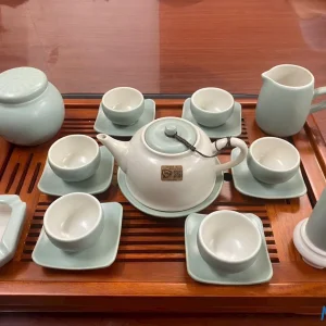 Bộ Ấm Chén Trà Đạo Gốm Sứ Men Ngọc Bích Đĩa Vuông Bo Góc