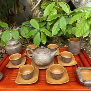 Bộ Ấm Chén Gốm Sứ Men Mộc Lòng Vàng Hoa Mai Đắp Nổi Đĩa Vuông