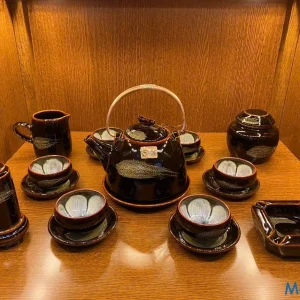 Bộ Ấm Chén Gốm Sứ Men Đen Bóng Họa Tiết Nhũ Vàng Lòng Cánh Hoa Quai Đồng